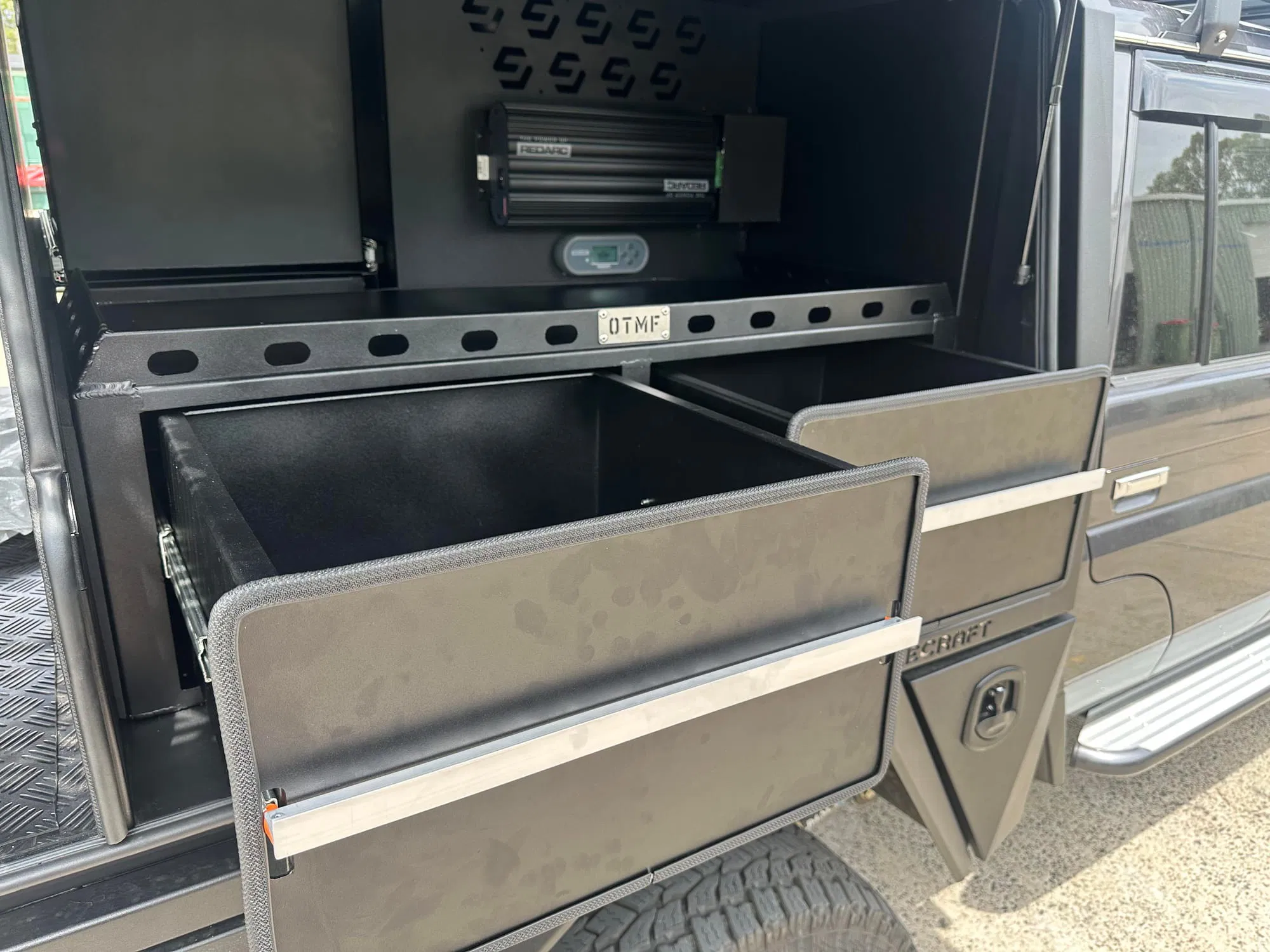 Heavy-duty drawer system side view